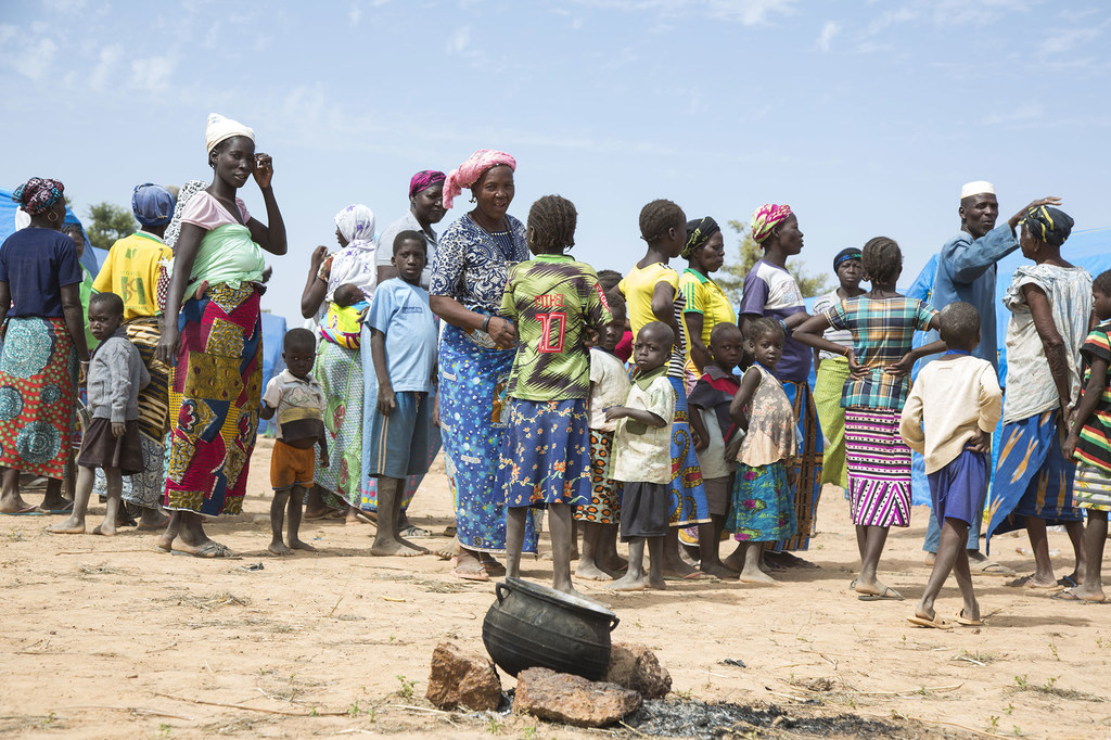 Un grupo de desplazados se reúne en el campamento de Pissila, en el norte de Burkina Faso.